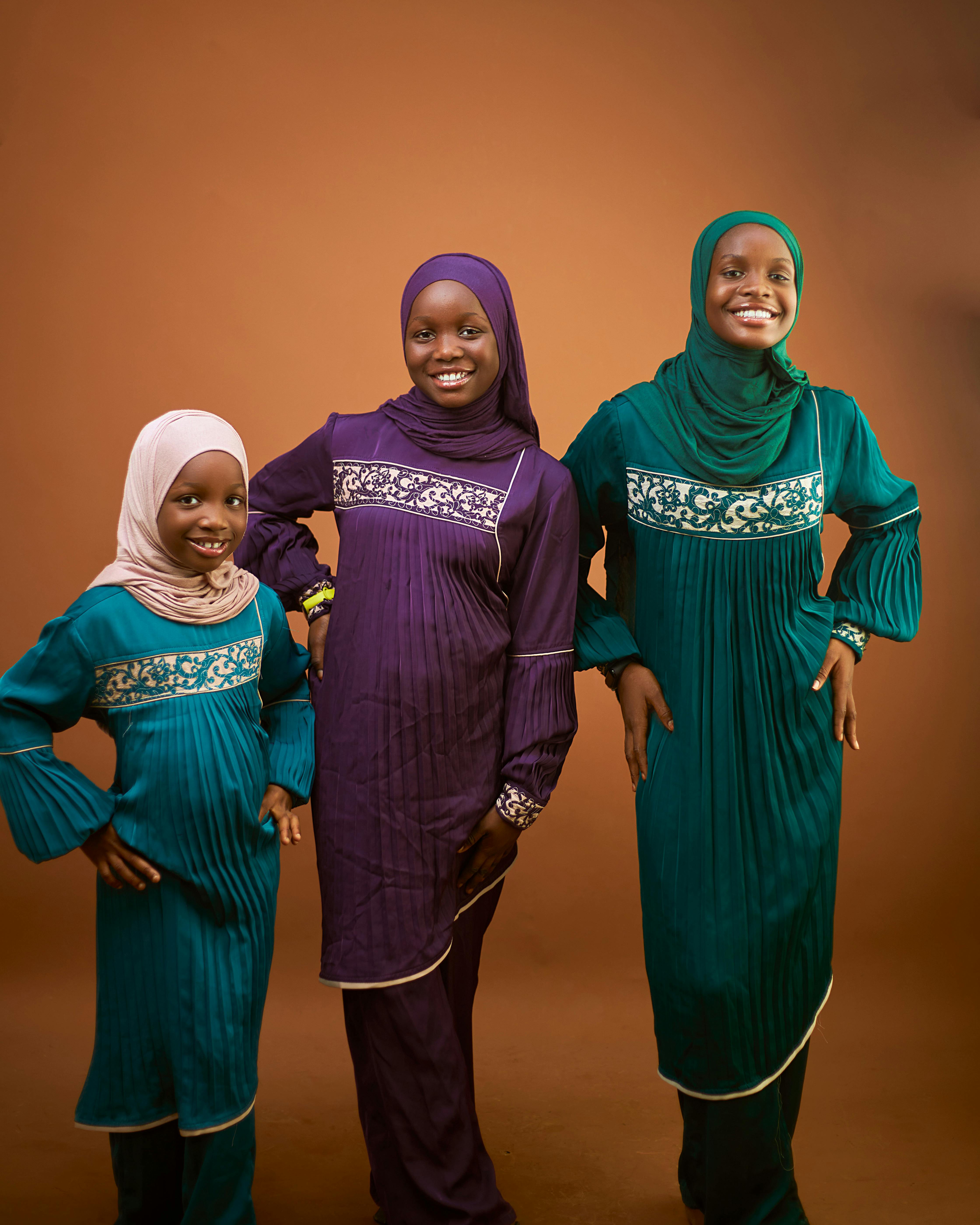 热门推荐封面图：质感人物与偏蓝色调