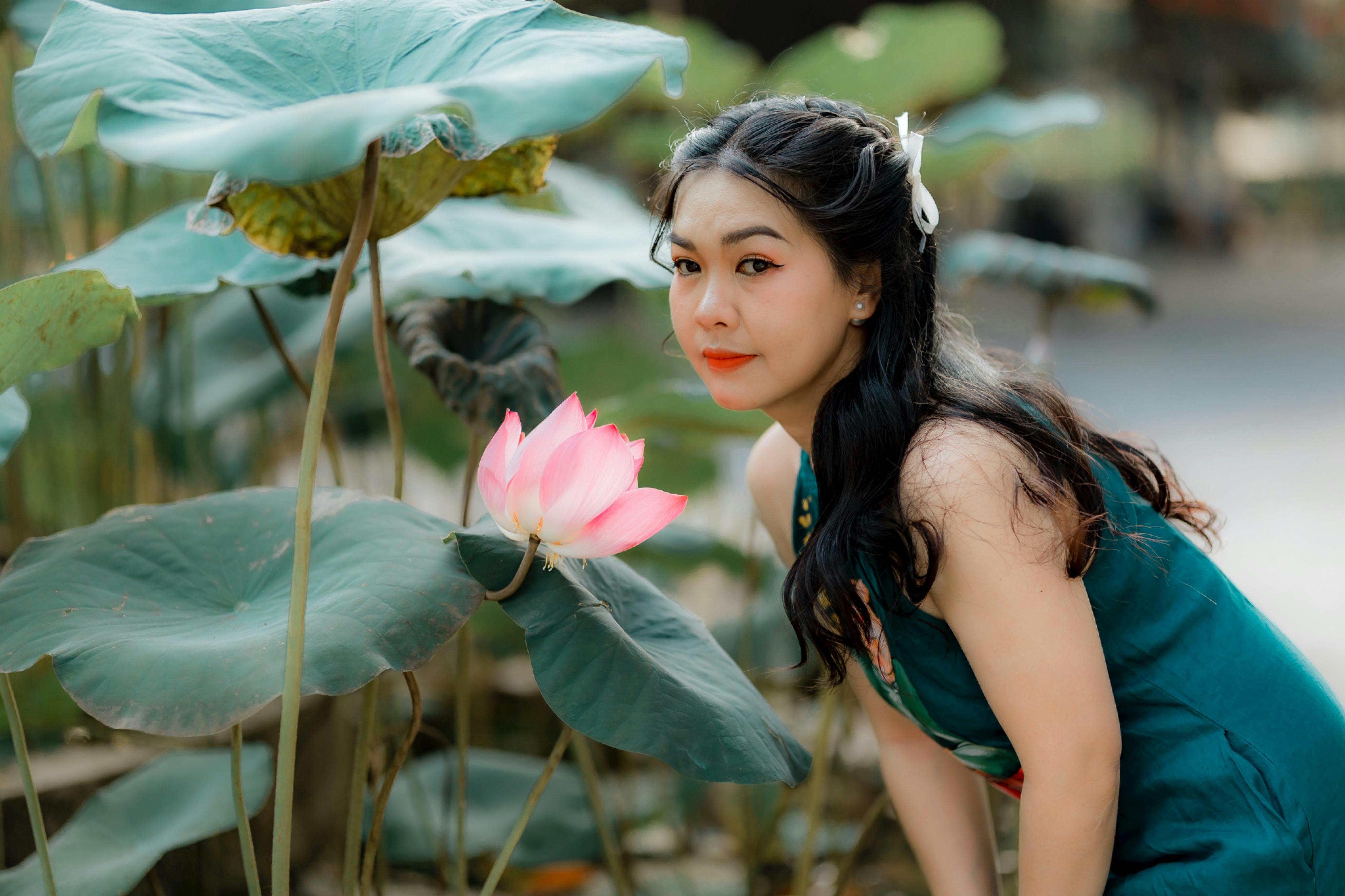 最新更新封面：街景与电影质感图